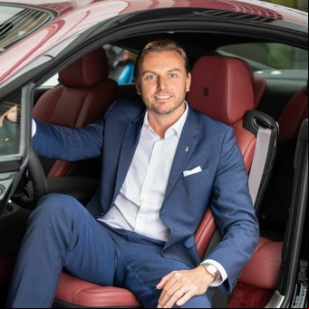 Quién es el argentino que vendió más de 2.000 Rolls-Royce en un año y empujó el récord de la marca