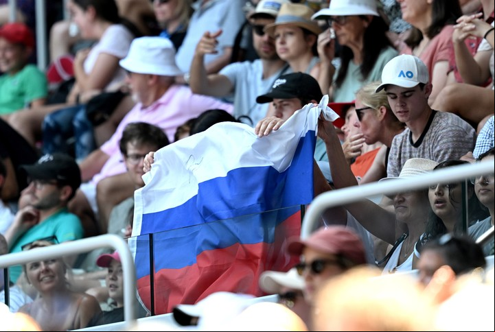 Una bandera rusa en las gradas de Melbourne Park, en el juego entre Andrey Rublev y Dominic Them. Foto EFE/EPA/Lukas Coch