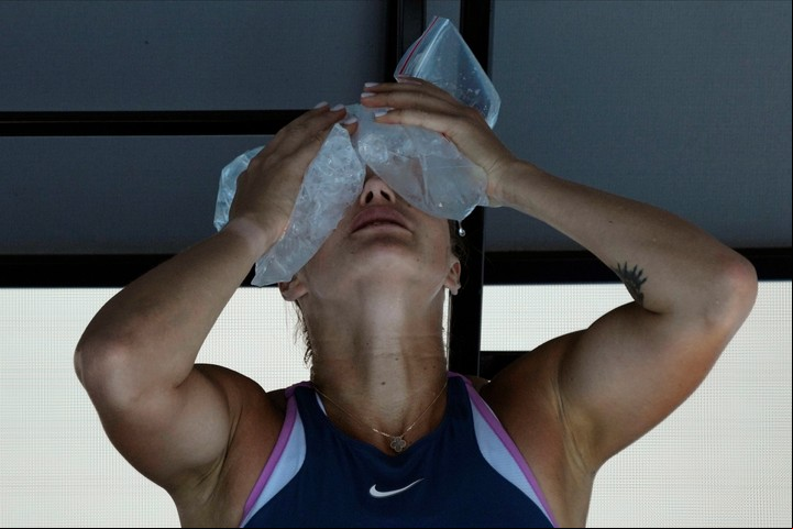 La bielorrusa Sabalenka busca el alivio del hielo para combatir el calor. Foto AP Photo/Aaron Favila