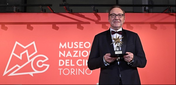 Pese a las denuncias por abuso, Kevin Spacey recibió un premio con polémica: "Volví a ponerme de pie"