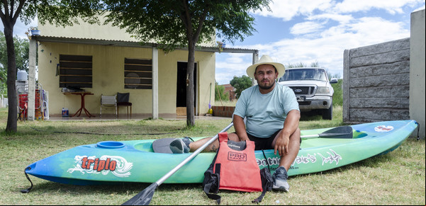 El hombre que volvió a nacer el día del cumpleaños de su mujer: pasó 22 horas aferrado a un kayak en el mar