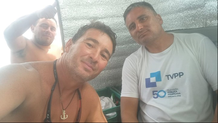 Pato, de remera, con Tony atrás. Adelante, otro amigo, Mauro Andreani, clave en el rescate.