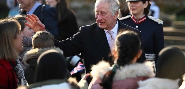 El palacio de Buckingham fija un fin de semana de tres días para la coronación del rey Carlos III