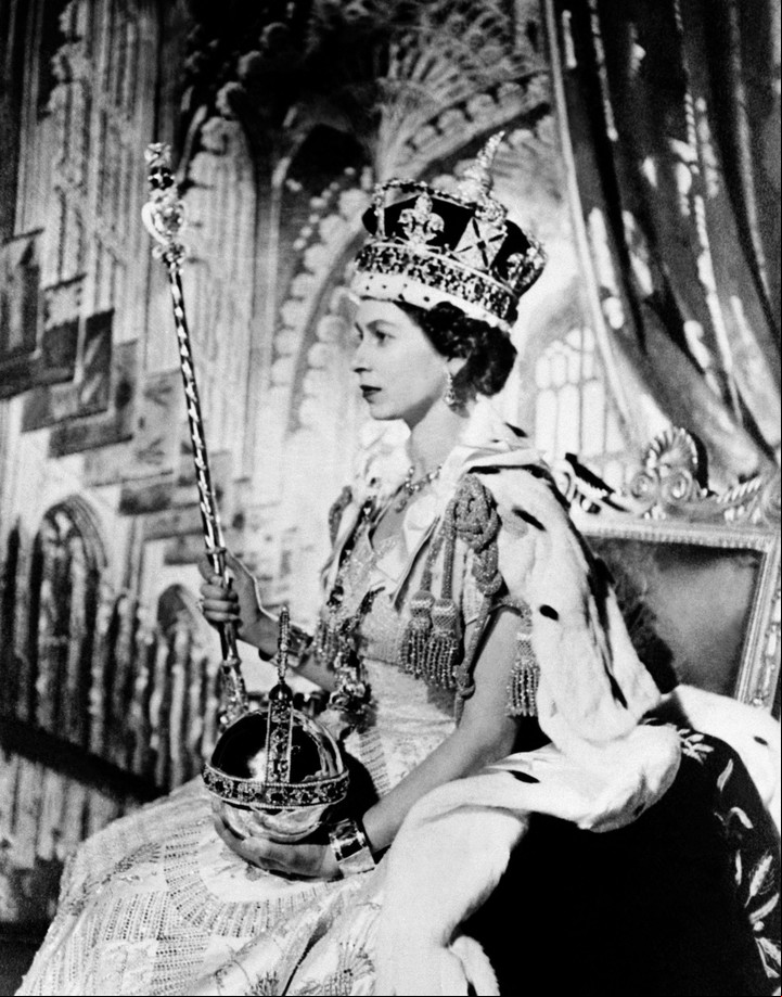 El 2 de junio de 1953 la reina Isabel II posa el día de su coronación Londres. (Foto de AFP)