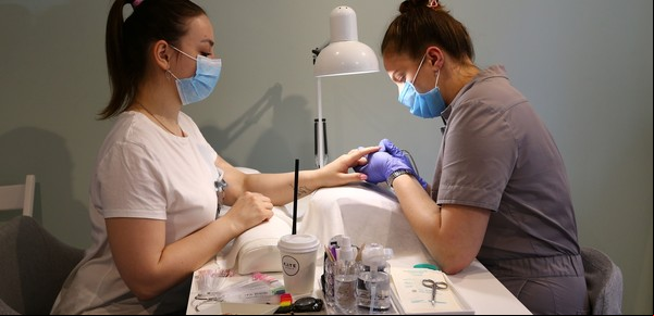 Hongos en las uñas: ¿Se puede contraer en un salón de belleza?