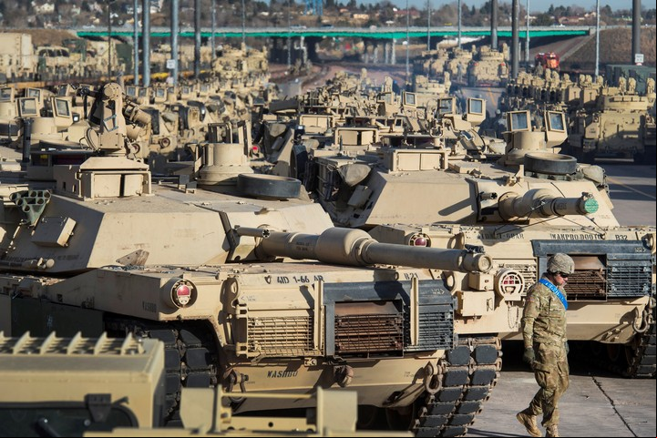 ARCHIVO - Un soldado camina junto a una línea de tanques M1 Abrams, el 29 de noviembre de 2016, en Fort Carson en Colorado Springs, Colorado. AP, Archivo)