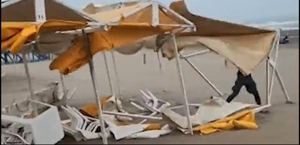 Monte Hermoso: una fuerte tormenta de viento y arena barrió con carpas, sombrillas y paradores