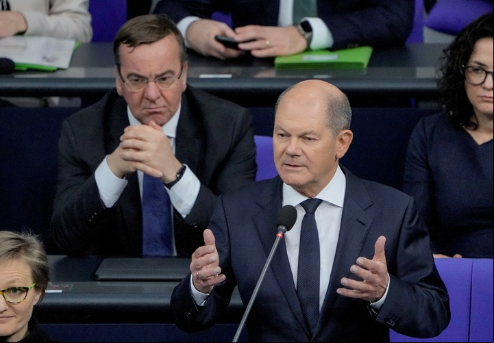 El canciller alemán Olaf Scholz hace el anuncio en el Parlamento. Foto: AP