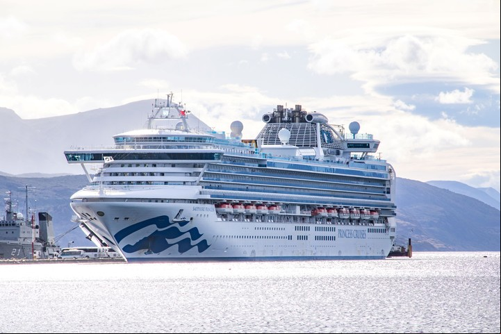 El barco Sapphire Princess en el puerto de Ushuaia. Foto Télam / Archivo