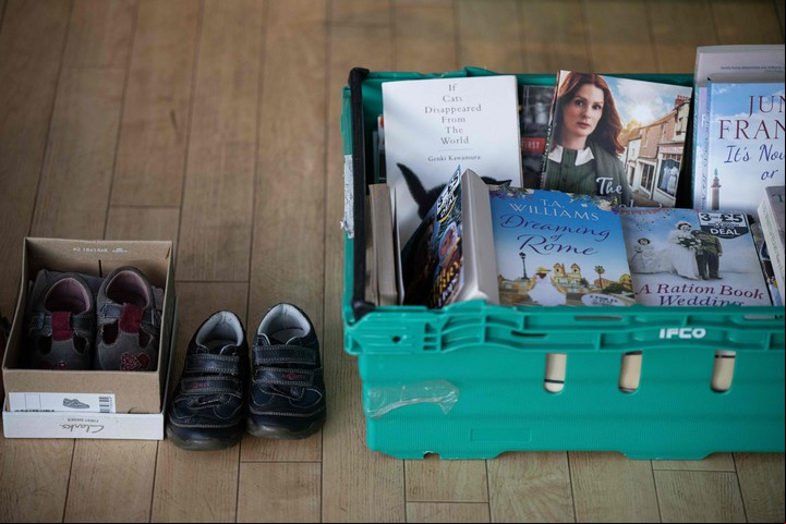 En los bancos de alimentos también se entregan calzados y libros para niños. Foto: AFP