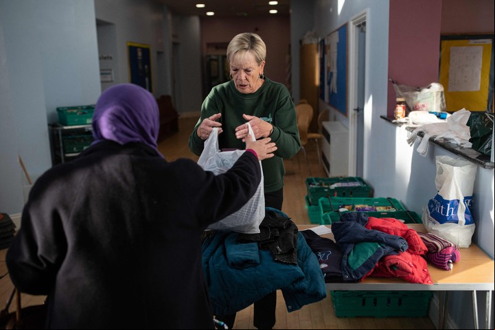 La gente también busca ropa en los bancos de alimentos. Foto: AFP