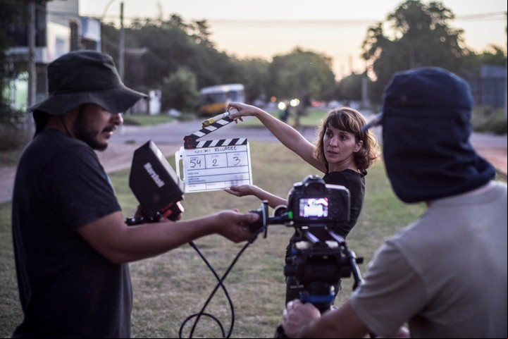 La directora Laura Citarella, en el rodaje de "Trenque Lauquen", la película de 4 horas.
