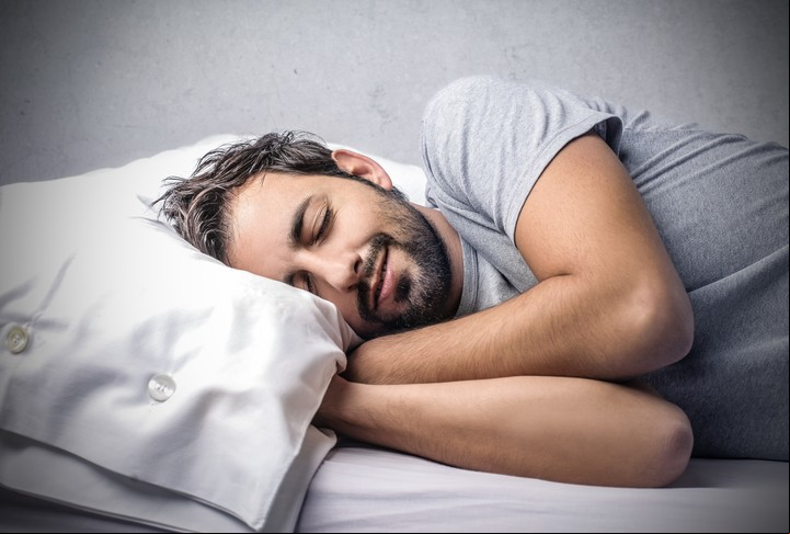 Las personas adultas deberían aspirar a dormir entre siete y nueve horas cada noche. Foto Shutterstock.