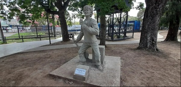La estatua que le hicieron a una leyenda del rock argentino duró menos de un mes: la vandalizaron