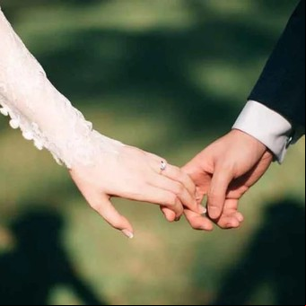 Un hombre demanda a una mujer porque ella no quiere ser su novia
