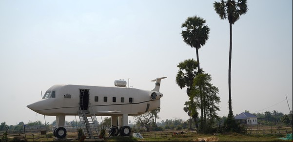 Quería cumplir el sueño de volar: ahorró durante 30 años y construyó una "casa avión"