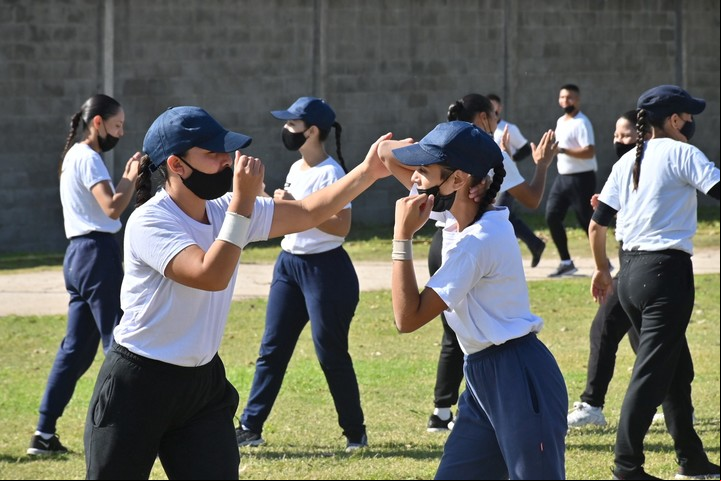 A los cadetes los entrenan en defensa personal, tiro y otras disciplinas básicas para cumplir su función. Foto: GCBA.