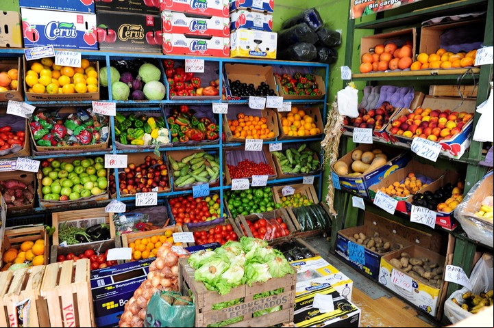 Además de destacar ofertas, los comerciantes deben siempre aclarar los precios por kilo. Foto: Luciano Thieberger.