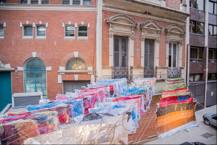 Las intalaciones de Martín Churba en el pasaje Tres Sargentos en el marco de Microcentro Cuenta. Foto prensa Ministerio de Cultura
