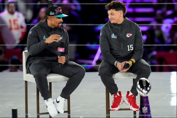 Patrick Mahomes y Jalen Hurts serán las figuras estelares del Super Bowl que se jugará el domingo en Arizona. Foto: AP