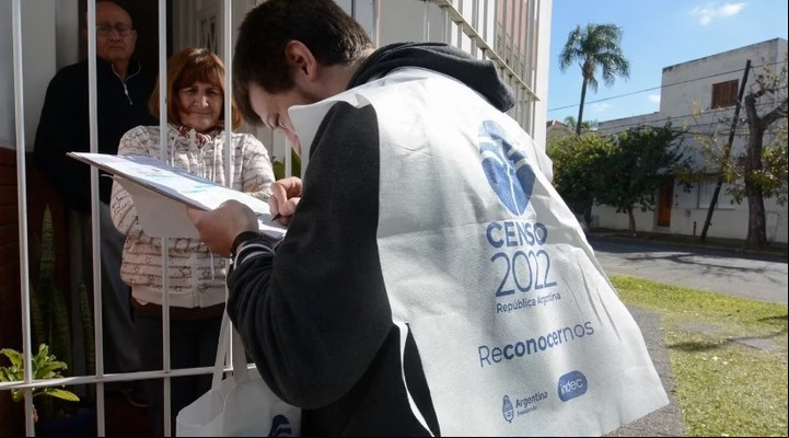 Un trabajador del Censo 2022 en Lanús.