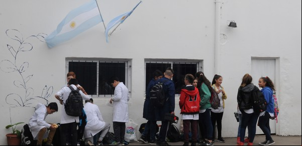 El Gobierno bonaerense defendió el polémico proyecto para eliminar la repetición de año en la secundaria, aunque asegura que no lo aplicará este año