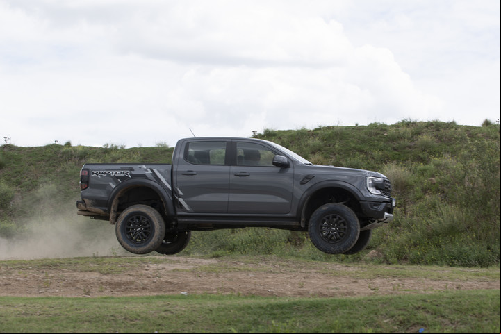 Saltar con al nueva Ford Ranger Raptor parece un juego de niños.
Foto: Rolando Andrade Stracuzzi
