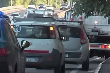Una mujer discutió con su pareja, se tiró del auto en movimiento en medio de la General Paz y está grave