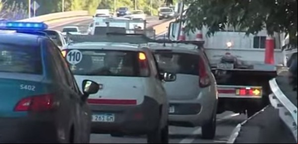 Una mujer discutió con su pareja, se tiró del auto en movimiento en medio de la General Paz y está grave