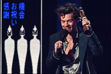 Harry Styles arrasó en los Brit Awards y confirmó que es el artista inglés del momento