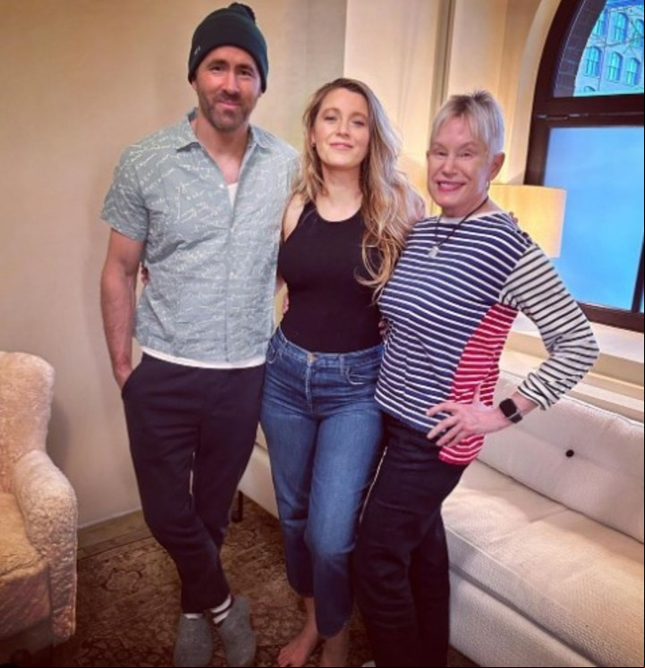 Blake Lively compartió una foto sin panza junto a Reynolds y su suegra durante el Super Bowl.