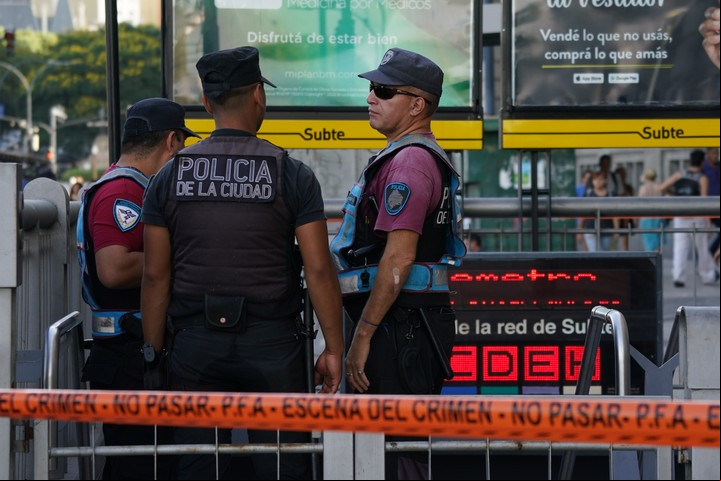 Efectivos de la Ciudad durante un operativo en febrero de 2023, cuando una mujer policía fue asesinada en el subte por una persona con problemas de salud mental que le quitó el arma. Foto: Juano Tesone