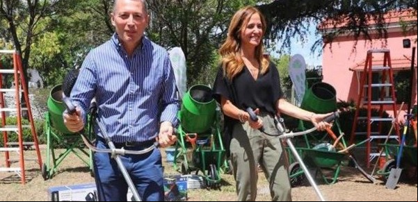 Victoria Tolosa Paz se tomó una sugestiva foto con herramientas y un rival de Máximo Kirchner: "A la Argentina se la saca adelante trabajando"