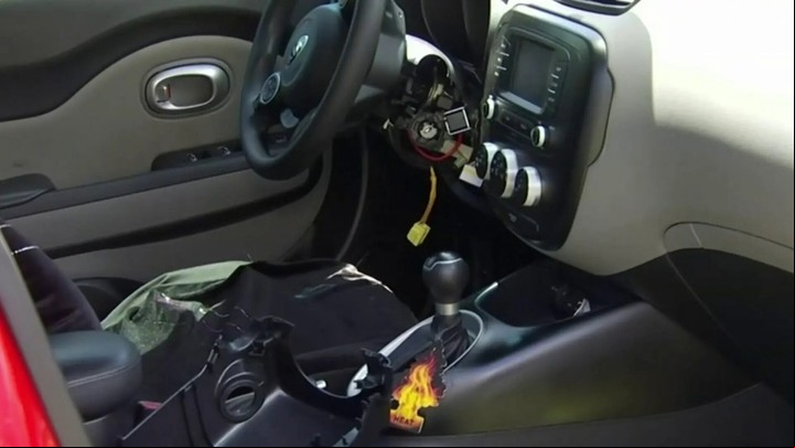 Los roban con un cable de Iphone y un destornillador.