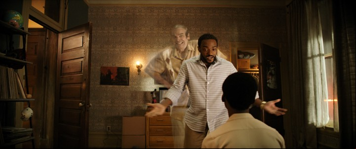 El espectro (David Harbour) y los nuevos dueños de casa (Anthony Mackie y Jahi Di'Allo Winston). Fotos Netflix
