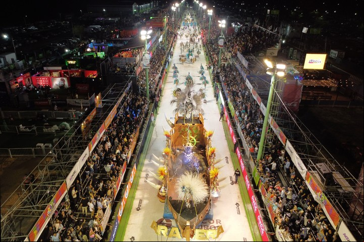 Más de 20 mil personas llenan el corsódromo del Carnaval de Corrientes / Foto Telam