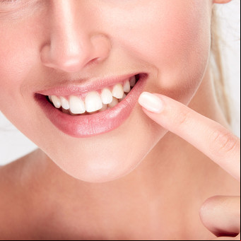 Hierbas, plantas y más métodos naturales para blanquear los dientes amarillos