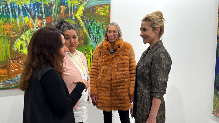 Fabiola Yañez en el stand de la galería Hache. De izquierda a derecha: Silvina Pirraglia, Herminda Lahitte y Florencia Böhtlingk. Foto Clarín.