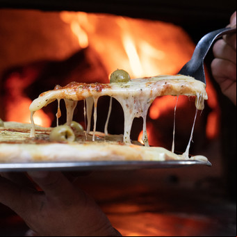 Pizza a la piedra: dónde comer este clásico porteño que sobrevive a las modas