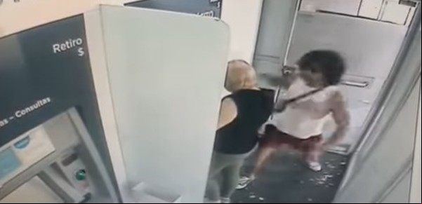 Video: brutal robo y golpiza a una jubilada en un cajero automático