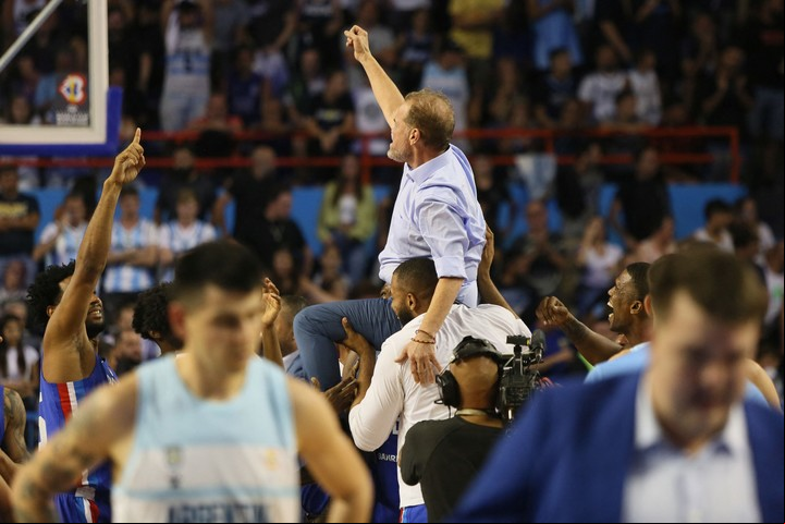 García fue alzado en brazos por sus jugadores tras lograr la clasificación. Foto VICENTE ROBLES / AFP