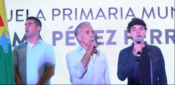 Jairo volvió a cantar el himno en el comienzo de clases en la primera escuela pública de su ciudad