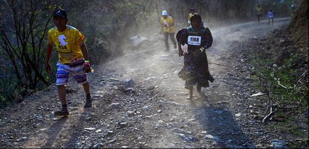 Correr con los tarahumaras: un encuentro entre culturas, mucho más que zapatillas vs. sandalias