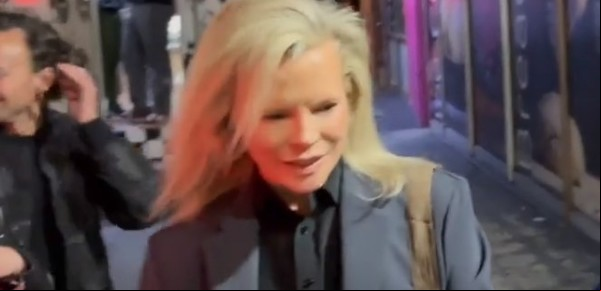 Una irreconocible Kim Basinger se mostró en el baby shower de su hija en un club de striptease