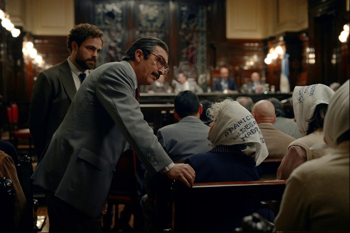 Peter Lanzani y Ricardo Darín en "Argentina, 1985", con varias proyecciones gratis este viernes y sábado Foto: Amazon Studios vía AP.