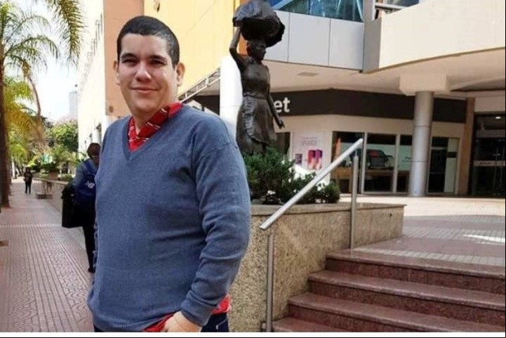 Julio Leandro Fernandez Froy. "Con los años me han pasado tantas cosas que a veces un recuento parece una queja. Pero quien me conoce sabe bien que no soy quejoso. Algunos tienen excusas, yo tengo planes", remarca el lector,