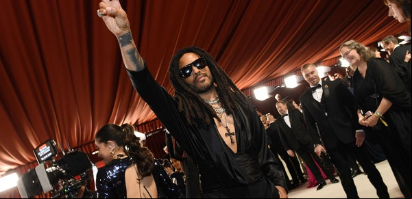 Oscar 2023: de las lágrimas de John Travolta a la música de Lenny Kravitz, así fue el emotivo video del segmento In Memoriam