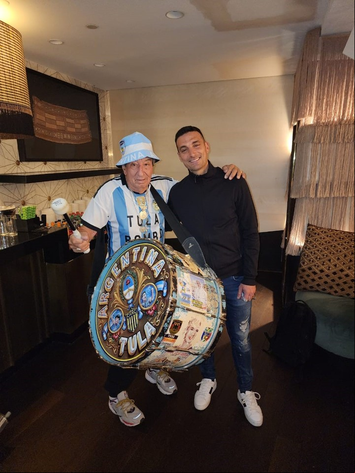 Tula junto a Scaloni.