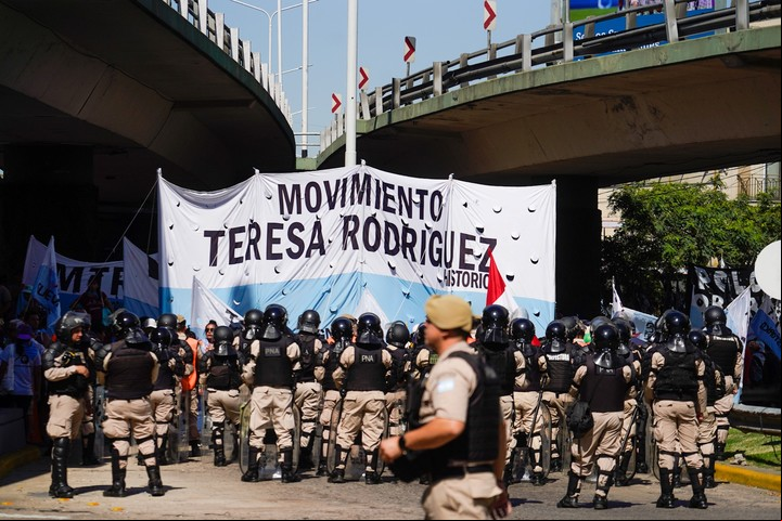 El corte del Puente Pueyrredón genera problemas de circulación. Foto Andres Delia