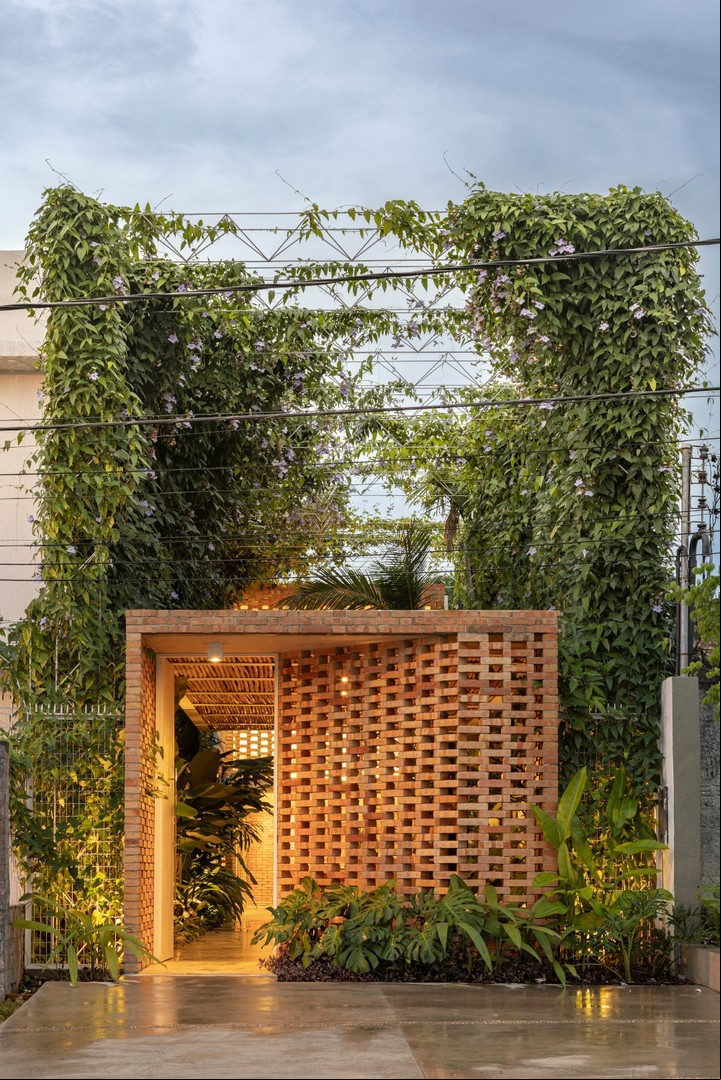Una estructura de acero soporta un techo vegetal que genera un microclima. Foto Joana França